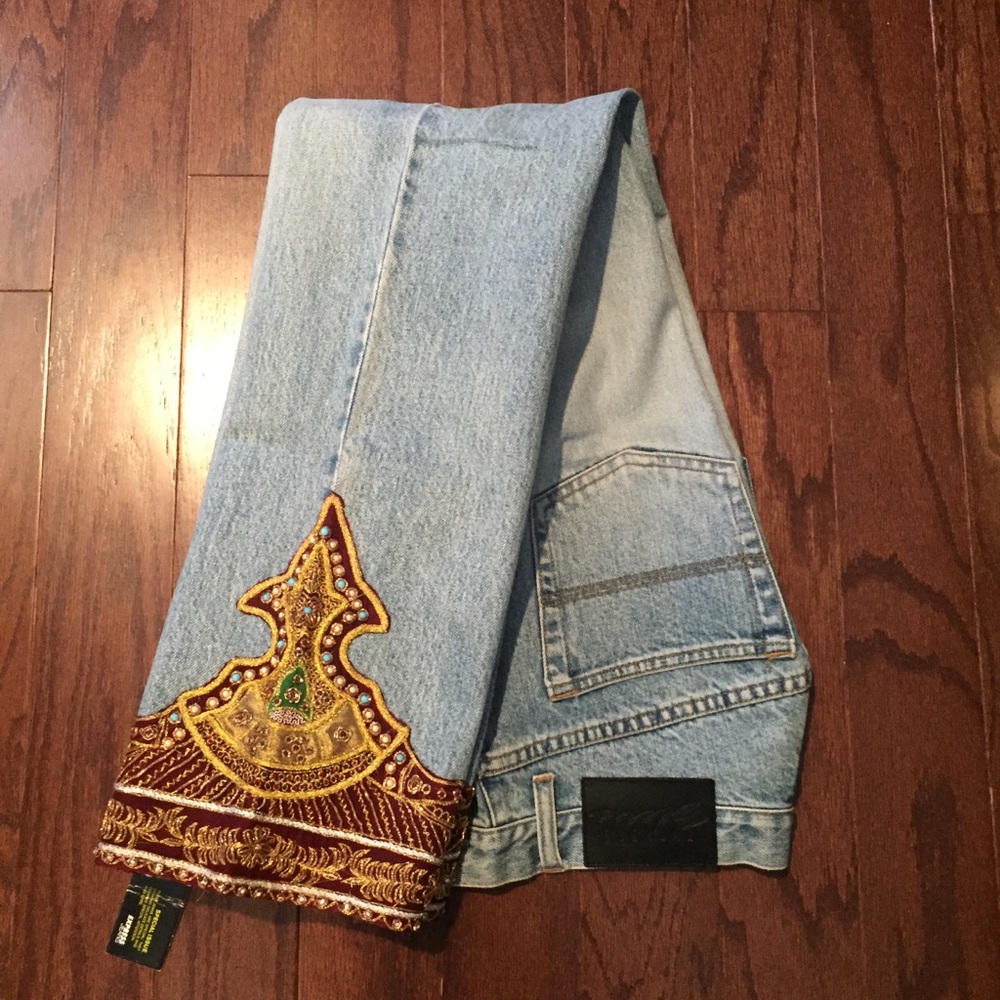 Jeans with decorative leg.